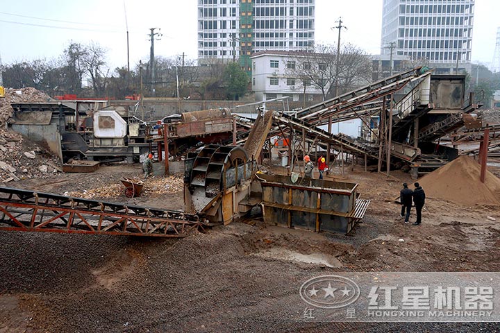 小型粉碎建筑垃圾的機器現(xiàn)場